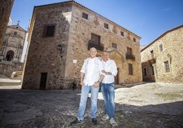 Toño Pérez y José Polo en el casco antiguo de Cáceres.