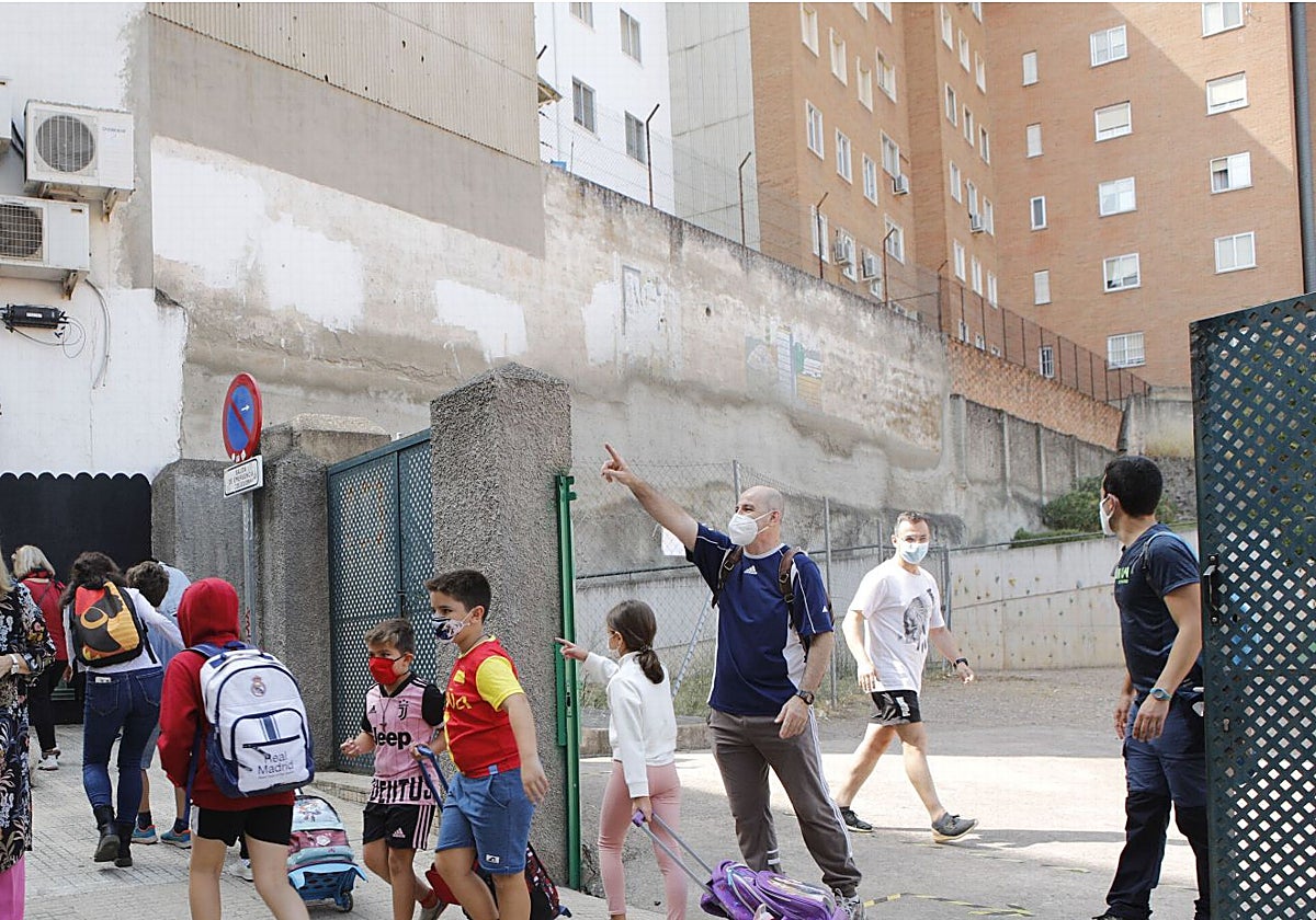 Imagen de archivo del patio en el que cayó un recipiente con droga que se lanzó desde el edificio anejo al colegio Prácticas.