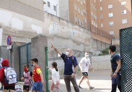 Imagen de archivo del patio en el que cayó un recipiente con droga que se lanzó desde el edificio anejo al colegio Prácticas.