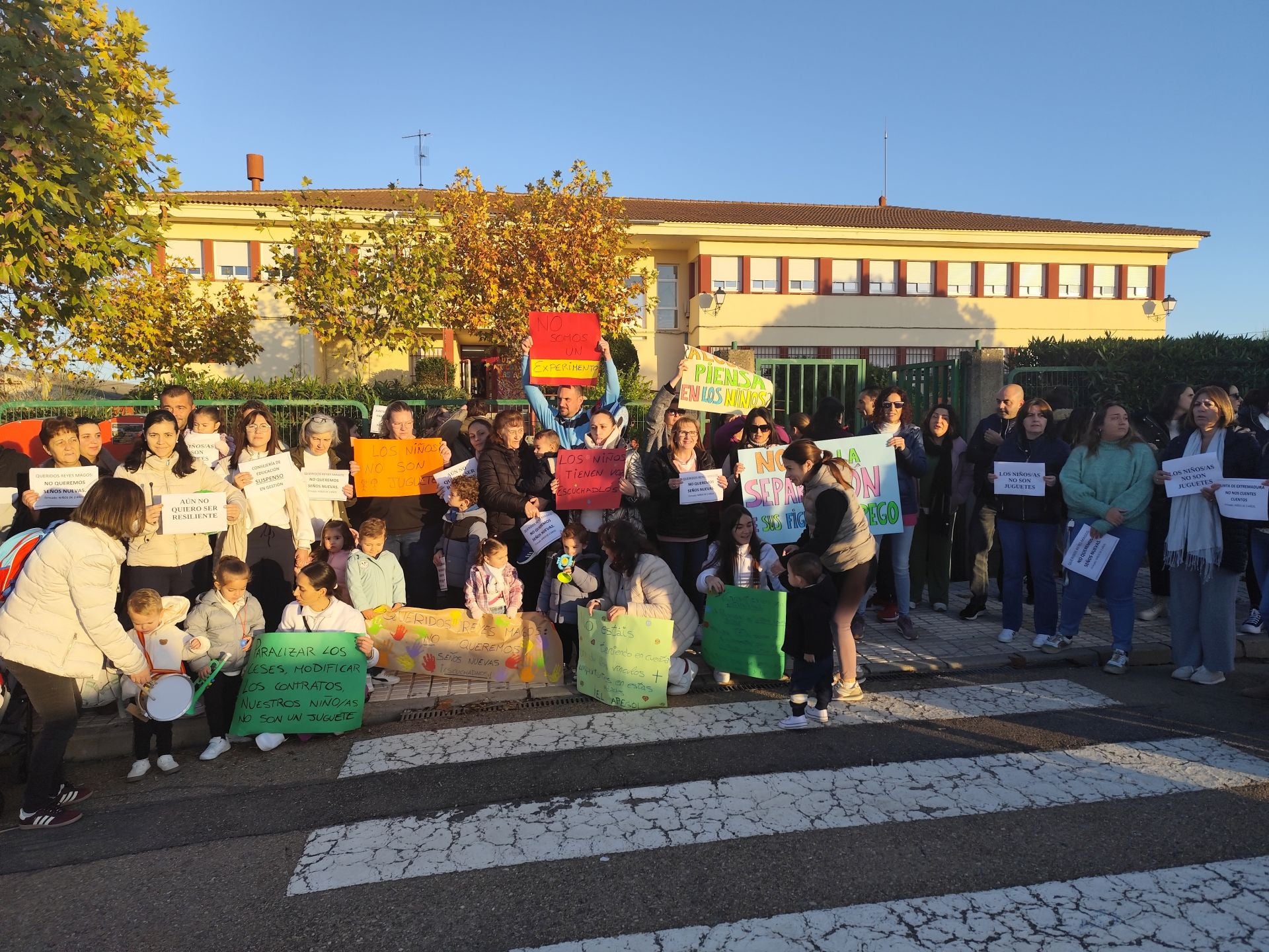 Las familias y las Técnicos de Educación Infantil del CEIP Nuestra Señora De la Piedad, de La Coronada, ha participado en la protesta junto al resto del equipo docente, en apoyo a la situación que se está viviendo en el Aula 2 de dicho colegio.