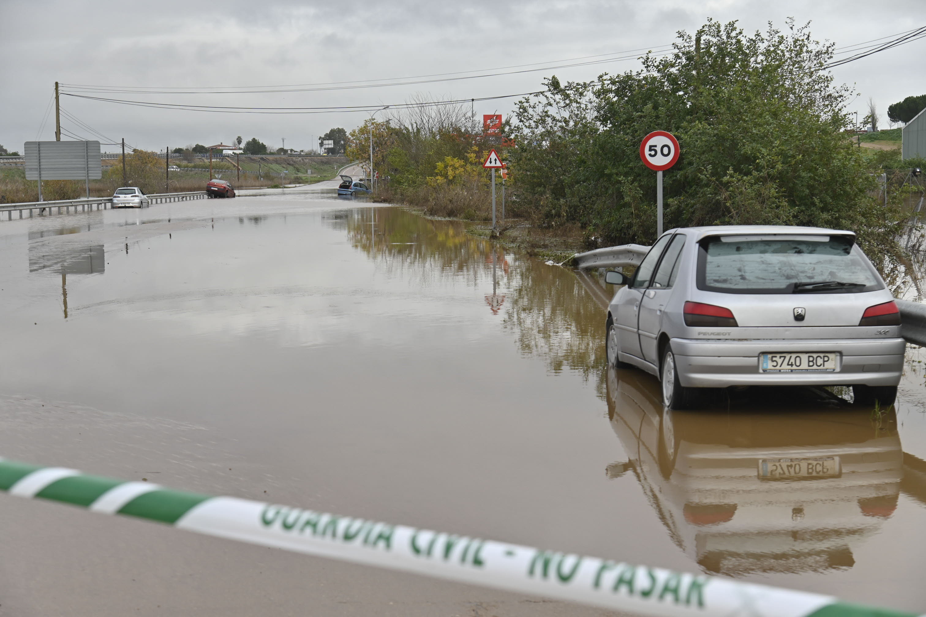 Imagen de la carretera N-523 tras la inundación de Gévora en el año 2022