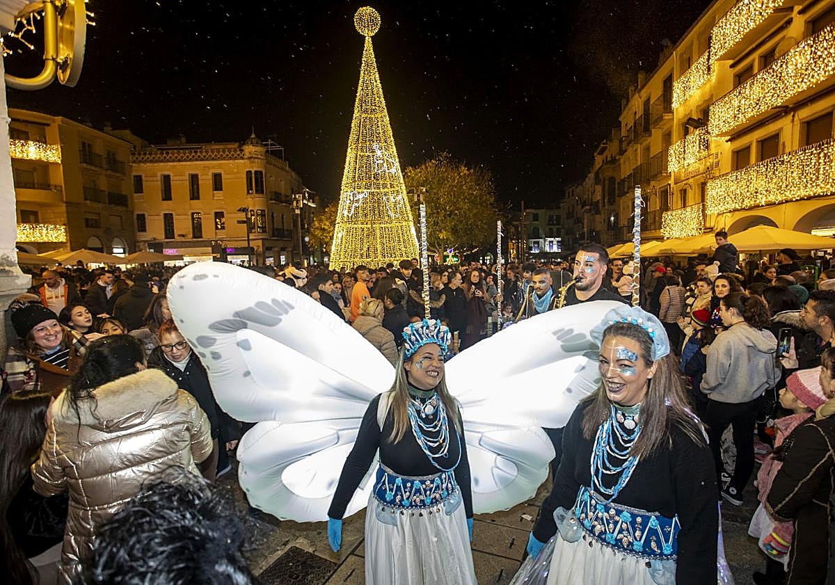 Imagen principal - Plasencia ilumina su Plaza Mayor con el encendido navideño