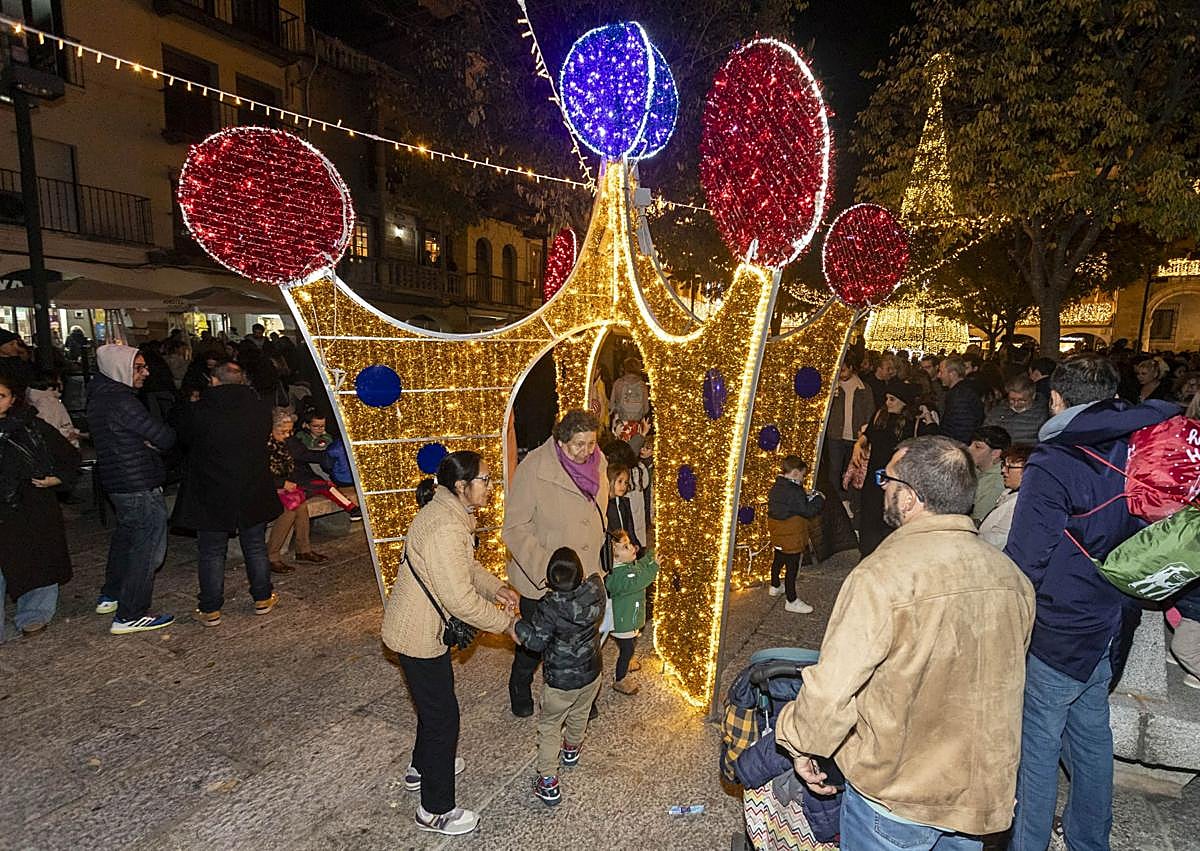 Imagen secundaria 1 - Plasencia ilumina su Plaza Mayor con el encendido navideño