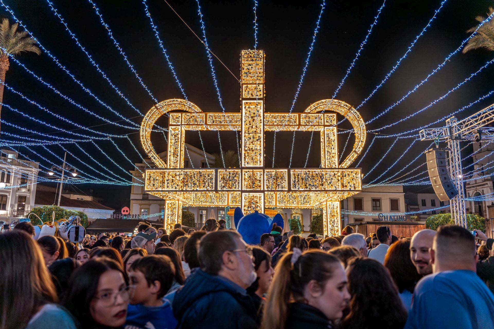 Mérida ha celebrado este viernes el encendido de su iluminación extraordinaria de Navidad --compuesta por más de un millón de luces led-- con una fiesta de villancicos y pasacalles.