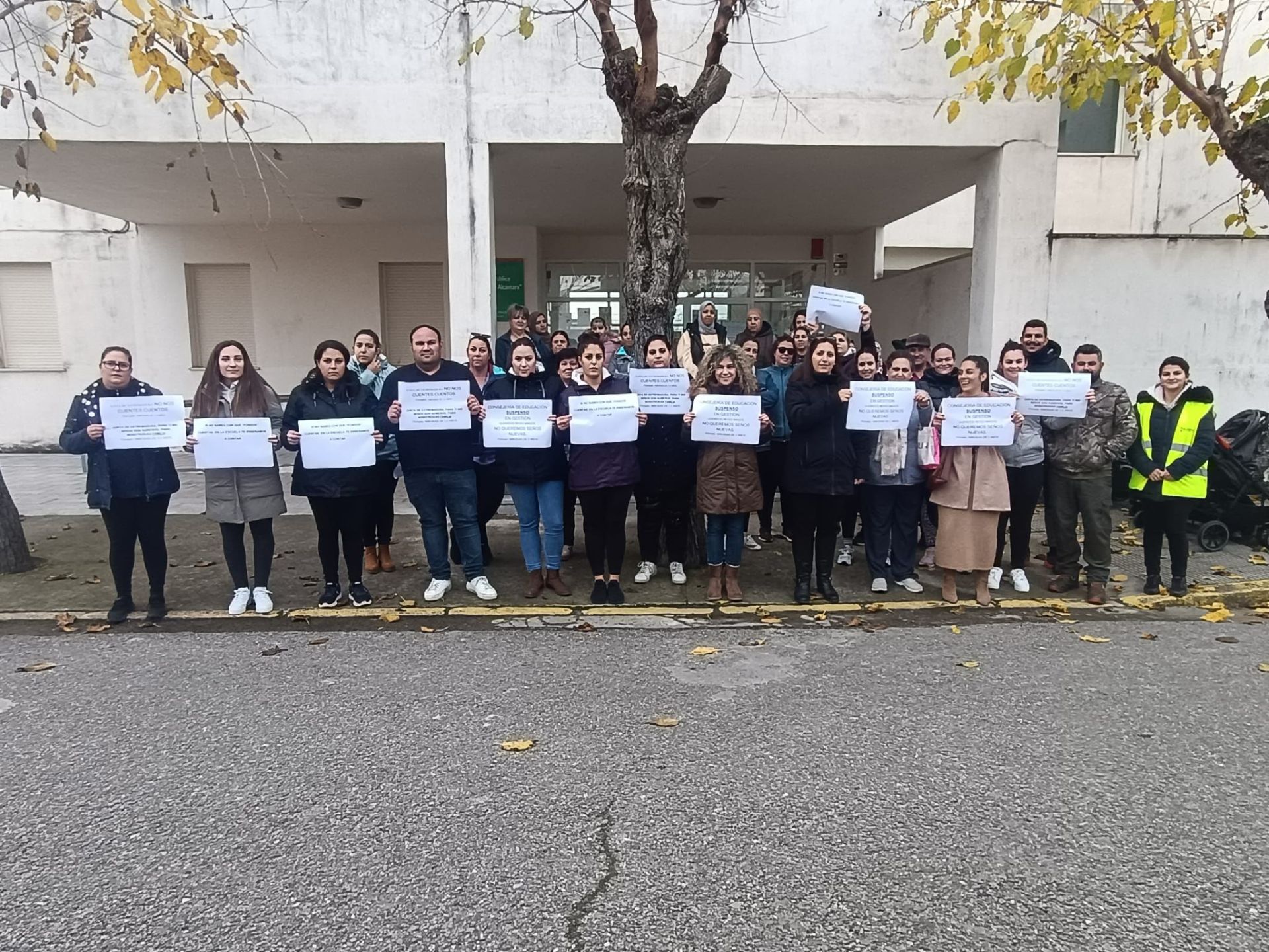 Padres y madres en el CEIP San Pedro de Alcántara de Pueblonuevo de Miramontes.