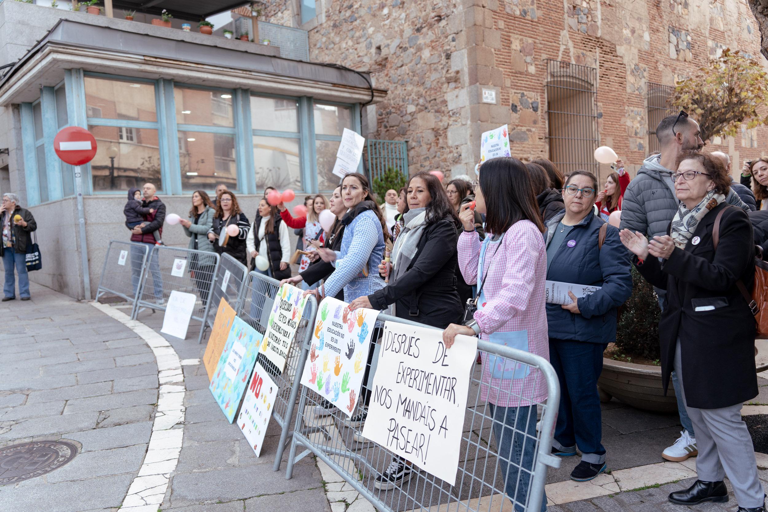 Familias y equipos docentes se manifiestan para pedir la continuidad de las TEI en los colegios