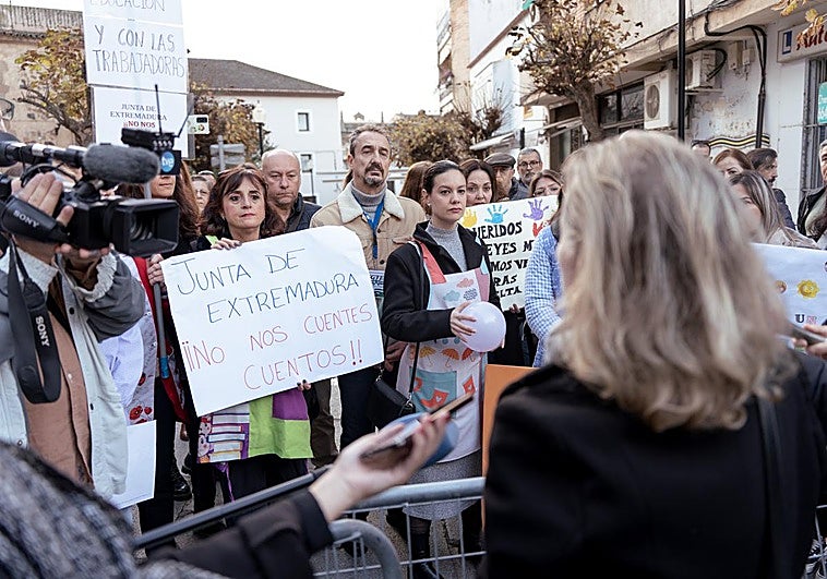 Mercedes Vaquera, de espaldas, escucha a los TEI concentrados junto a la Asamblea.