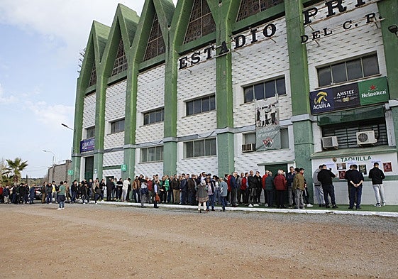 Colas de abonados a las puertas del Príncipe Felipe para retirar sus suplementos para la Copa.