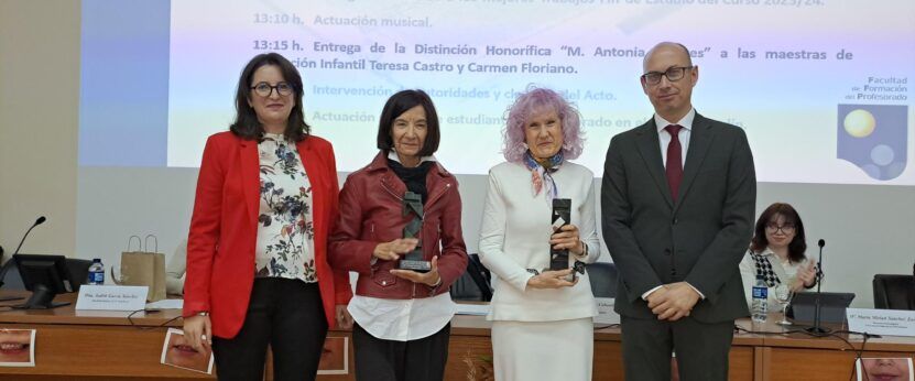 Teresa Castro Rodríguez y Carmen Floriano Muriel, maestras premiadas con la XXV distinción honorífica María Antonia Fuertes. 