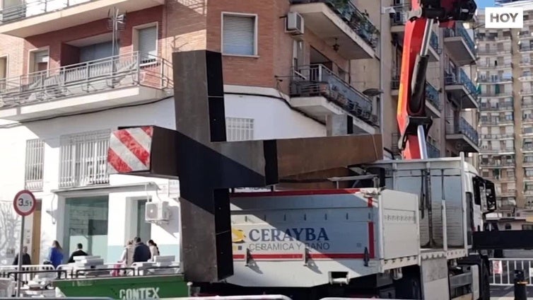 Fondenex denuncia las cruces de hierro frente a la Basílica