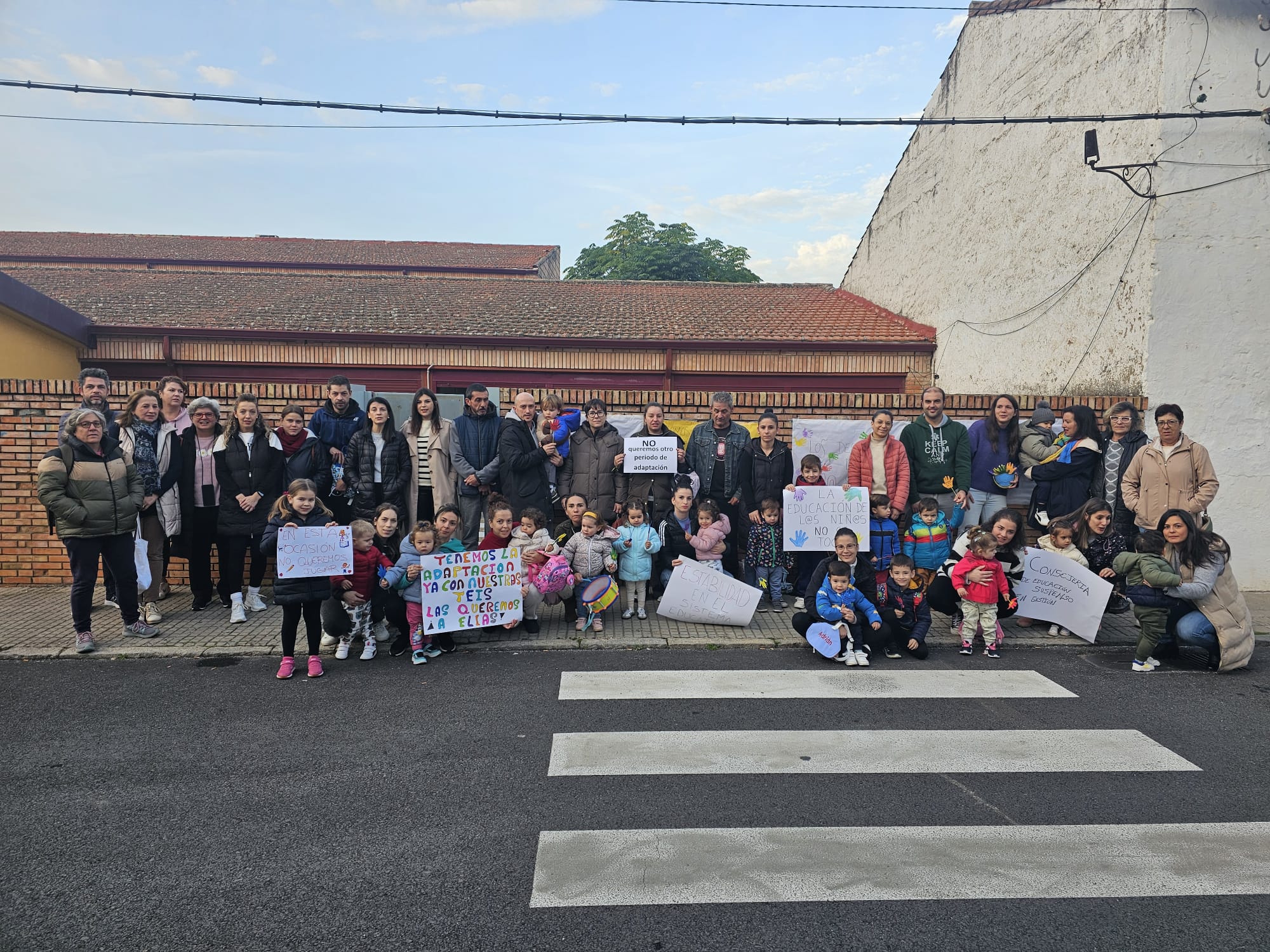 Profesores afectados por el cese de las TEI junto a alumnos y familiares en el CEIP Nuestra Señora de Guadalupe, en Burguillos del Cerro (Badajoz)