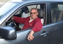 Rivero (82 años), al volante de su coche, hace unos días en Campillo de Deleitosa.