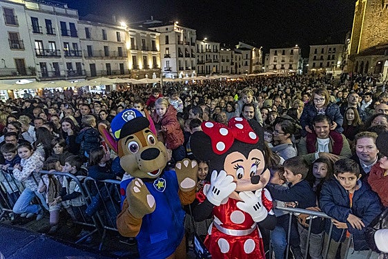 La voz de Jon Nieve llena de épica el encendido navideño de Cáceres