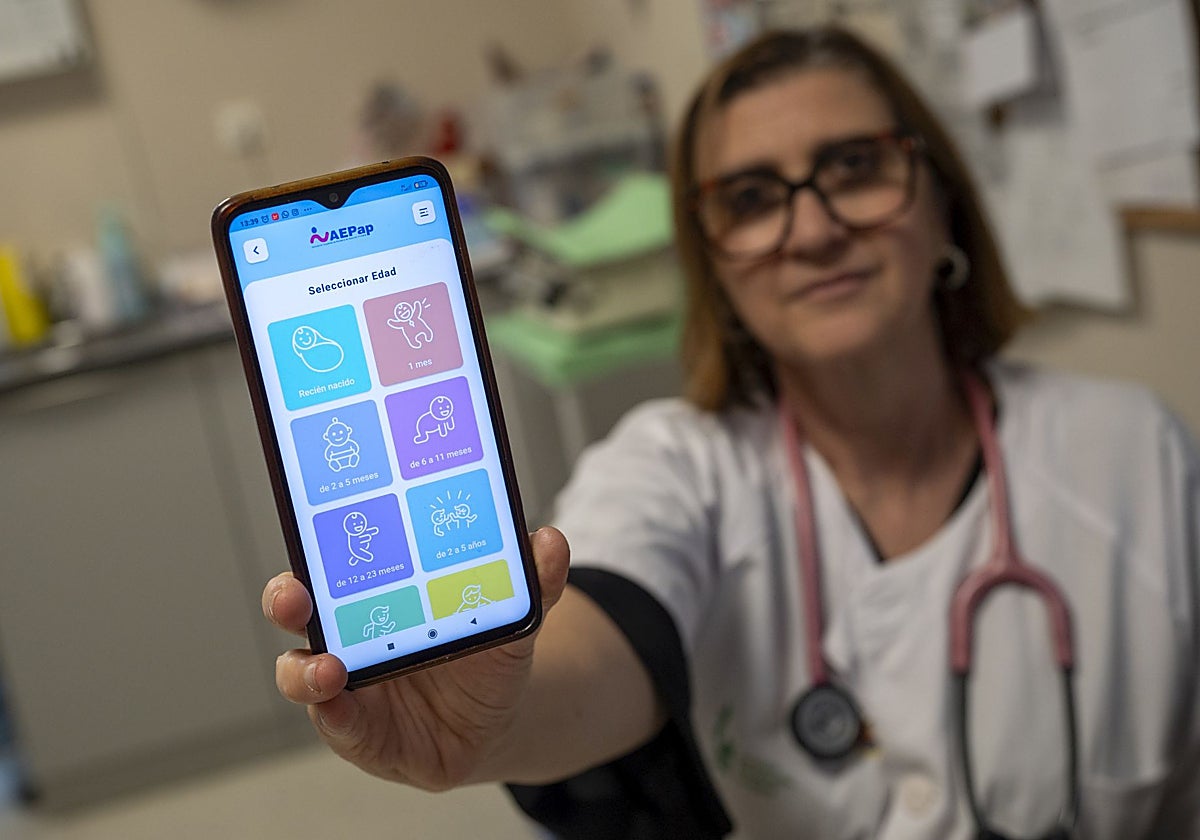 Cecilia Gómez Málaga muestra la aplicación con recomendaciones sobre el uso de las pantallas y el móvil de la Asociación Española de Pediatría.