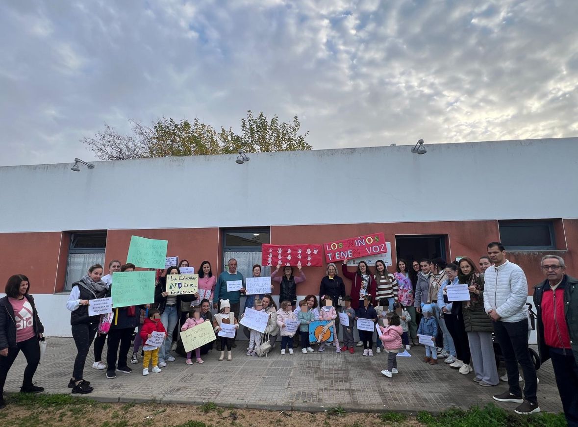 Concentración de la comunidad educativa en Guareña. 