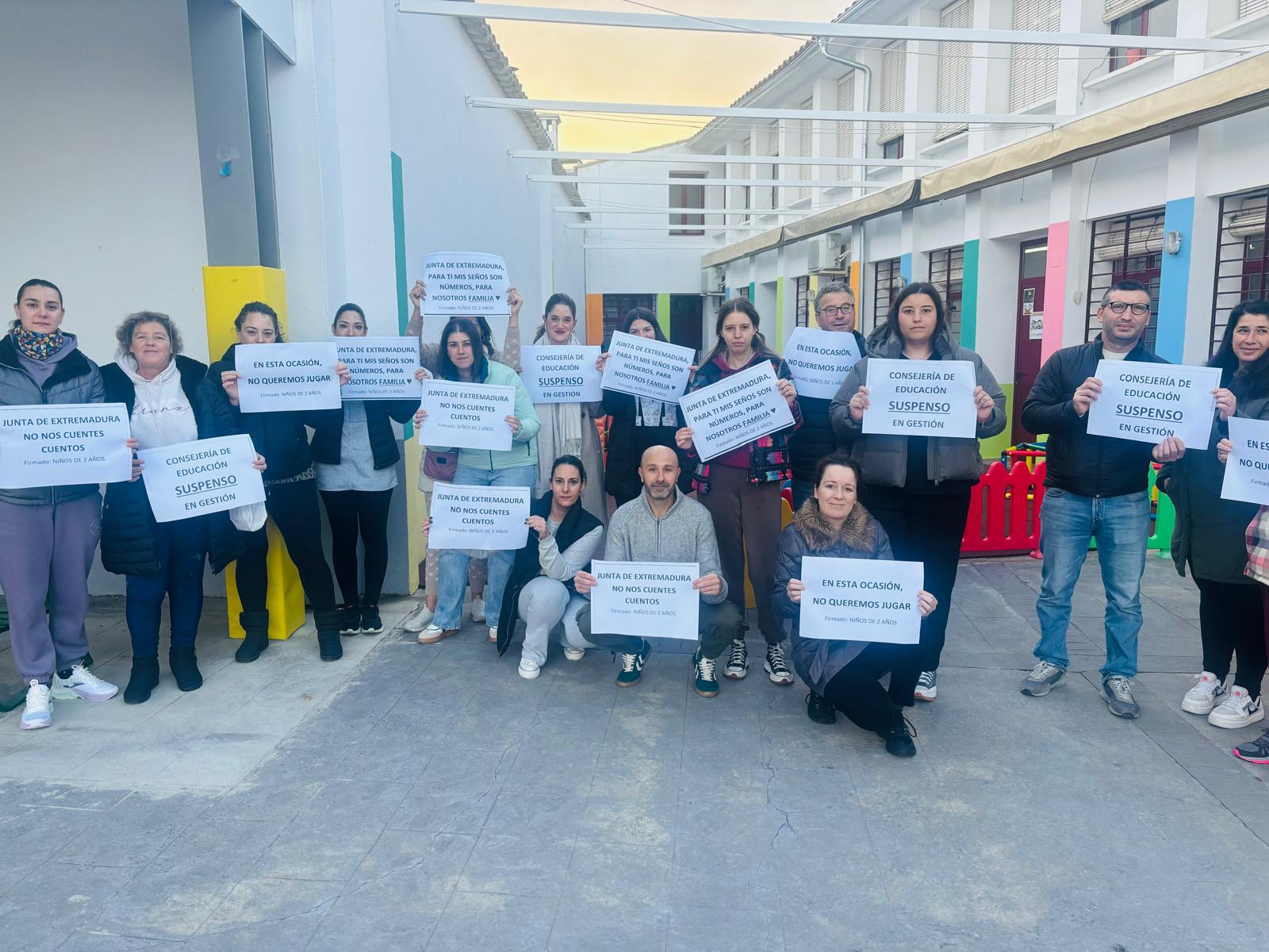 Protesta en el colegio de Fuente de Cantos. 