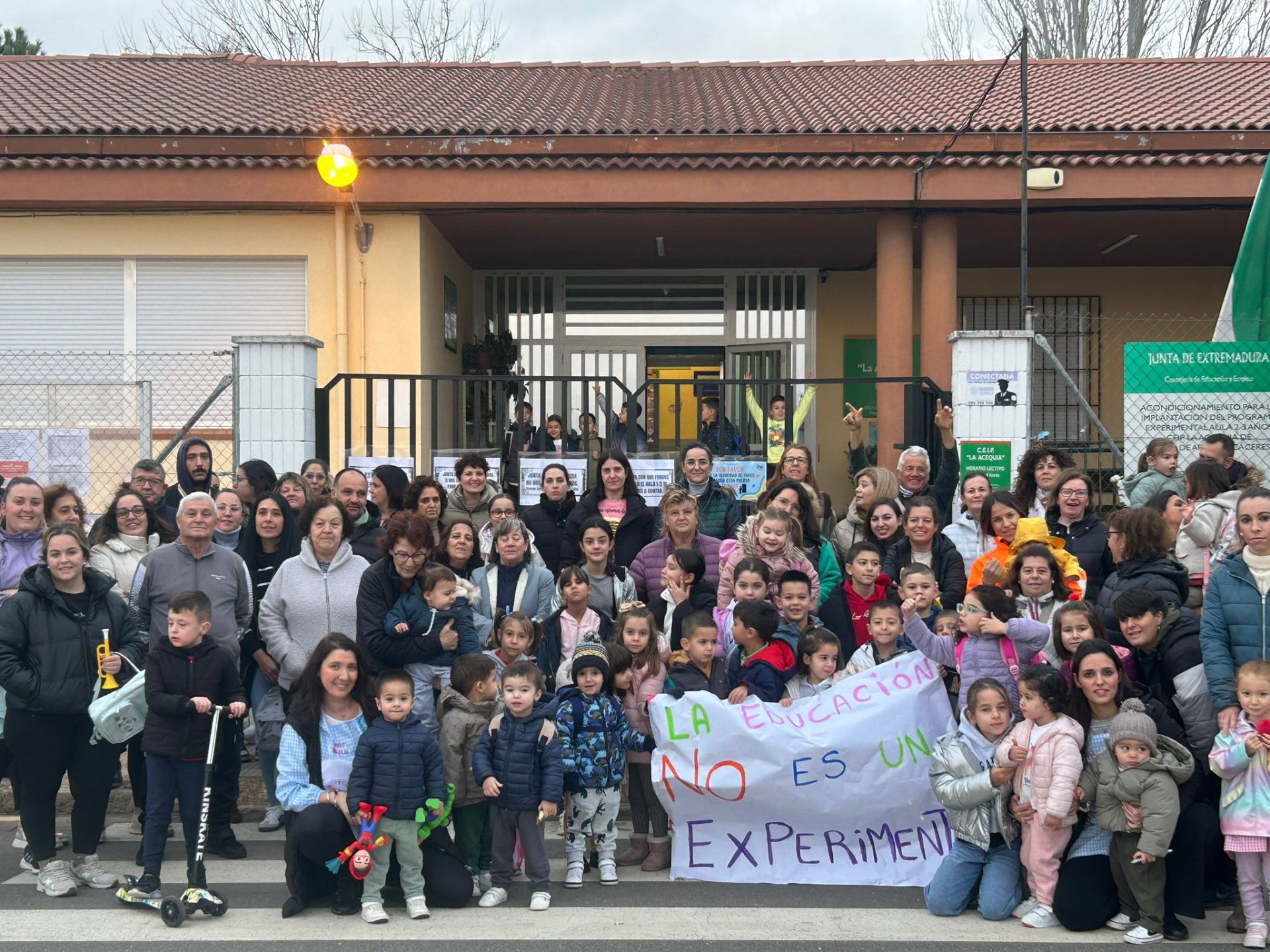 Más manifestaciones, esta vez en el CEIP La acequia, de Puebla de Argeme (Coria)