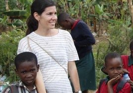 María Morollón en Uganda junto a dos niños.