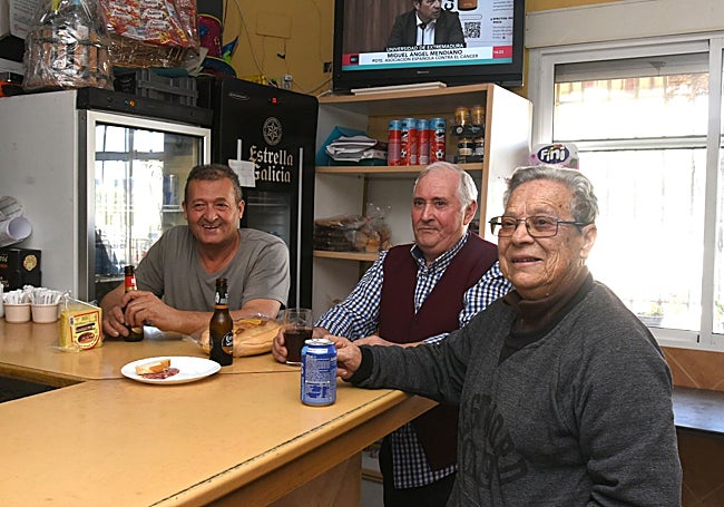 Bar Raquelarre, en Mesas de Ibor. De izquierda a Derecha, Jorge Romero, Melitón Buitrago y Quintina Fernández.
