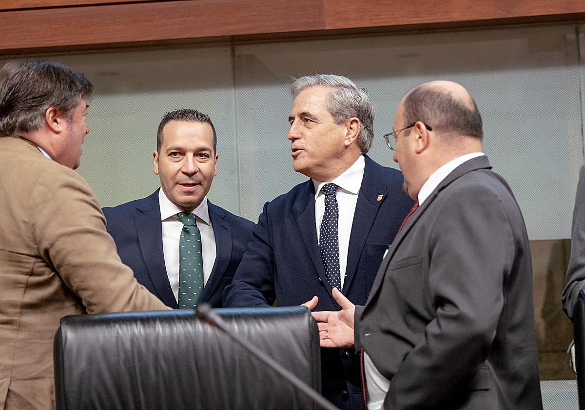El consejero de Gestión Forestal y Mundo Rural, Ignacio Higuero, habla con los diputados de Vox antes de arrancar el debate de los Presupuestos en la Asamblea.