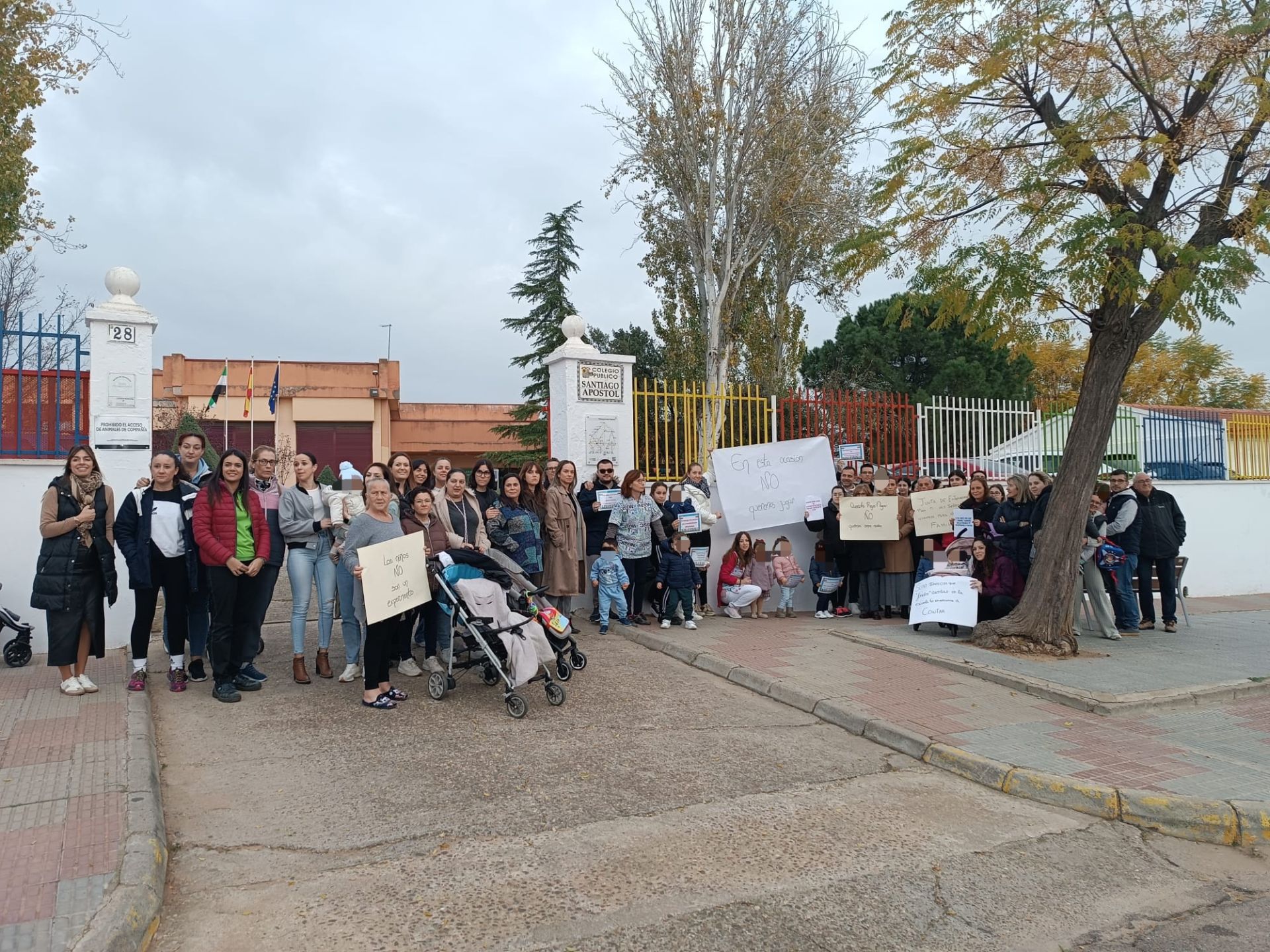 Alumnos y padres junto a la alcaldesa y concejalas del Qyuntamiento de Villanueva de la Serena, en la puerta del CEIP Santiago Apóstol