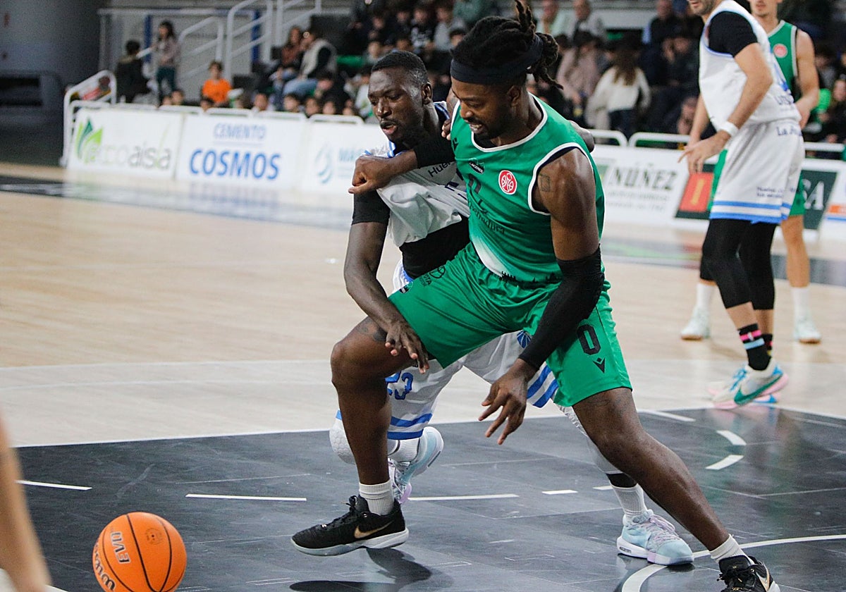 Jubril Adekoya pugna por un balón en el partido de este sábado.