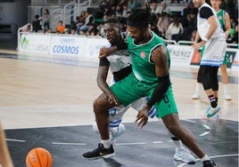 Jubril Adekoya pugna por un balón en el partido de este sábado.