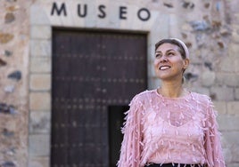 Raquel Preciados en la puerta del Museo de Cáceres, en donde se incorporó el pasado martes como directora relevando a Francisco Cerezo.