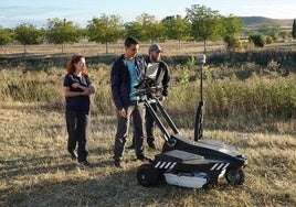 los arqueólogos con los equipos de teledetección en superficie.