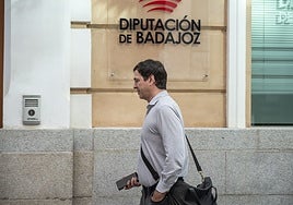 David Sánchez, hermano de Pedro Sánchez y trabajador de la Diputación de Badajoz, accede a las instalaciones de la institución el día en que la UCO entró por primera vez.