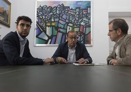 Imagen de archivo de una reunión del concejal de Economía y el alcalde con el portavoz municipal de Vox en junio de este año.