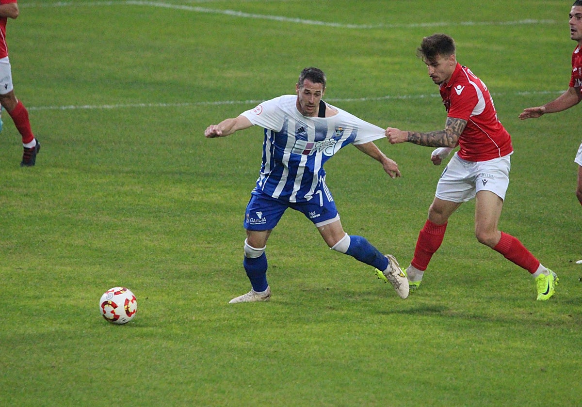 Forcejeo en el duelo entre el Talavera y el Coria de este domingo.