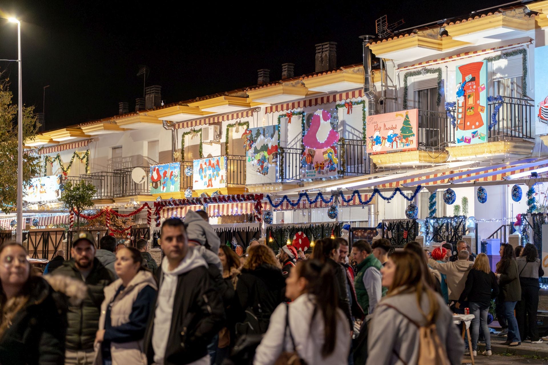 La decoración navideña de las fachadas de Montealto atrae miles de miradas