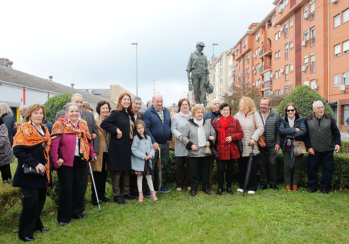 Entrega floral en la estatua del minero de Aldea Moret en recuerdo del pasado industrial de Cáceres.