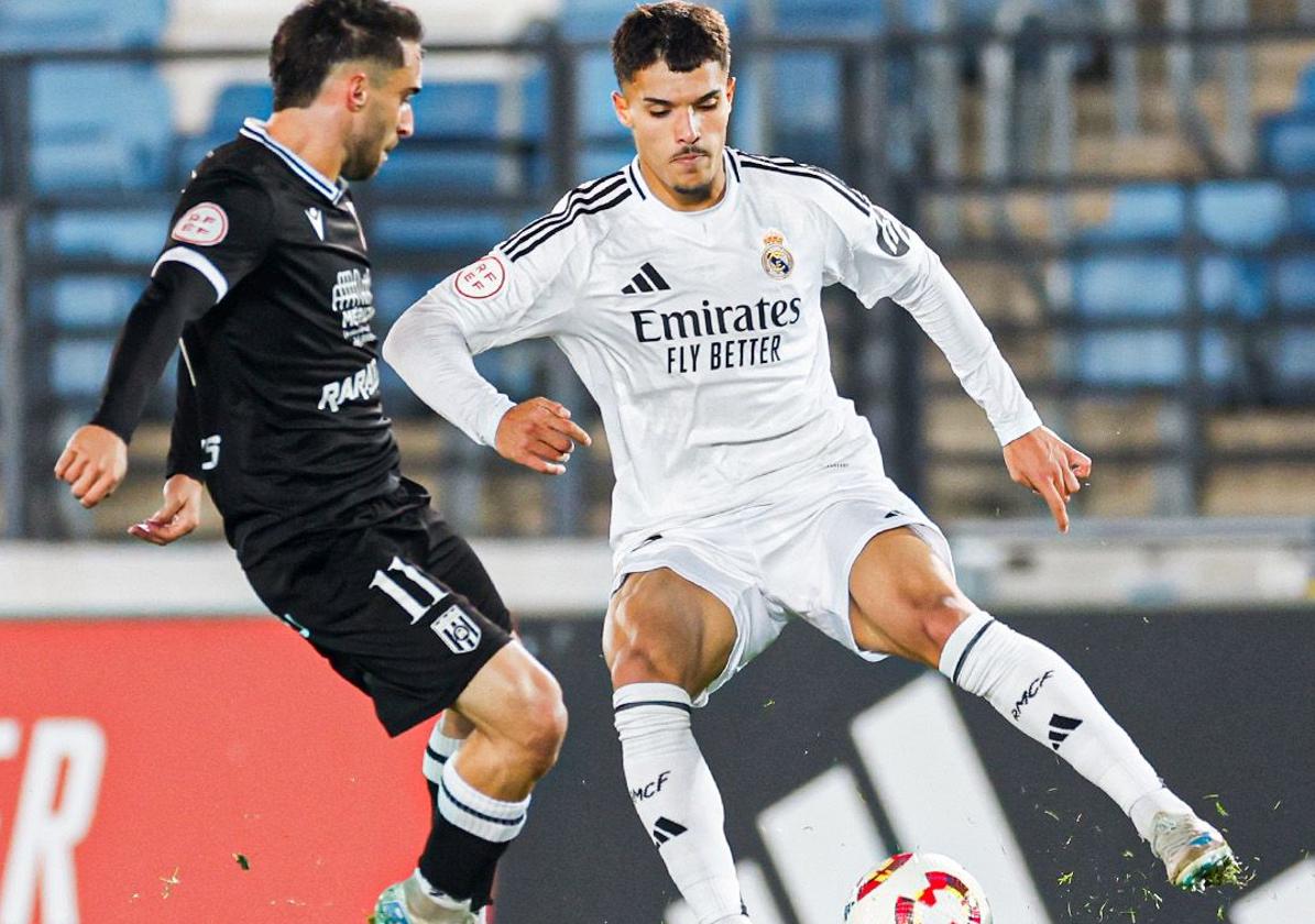 Liberto Beltrán intentando frenar a un jugador del Real Madrid Castilla.