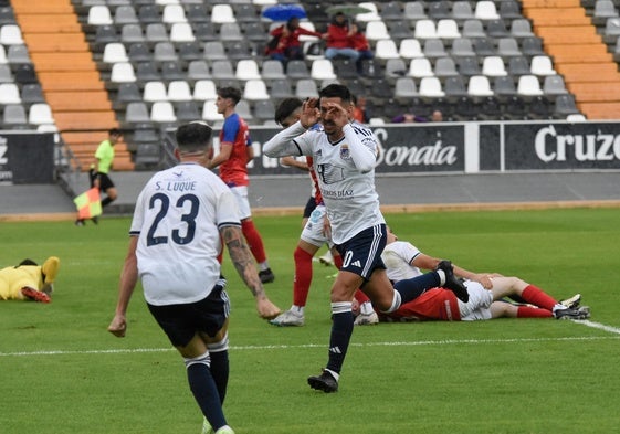 Motori celebra con Santi Luque su gol con el Badajoz ante el Pueblonuevo.