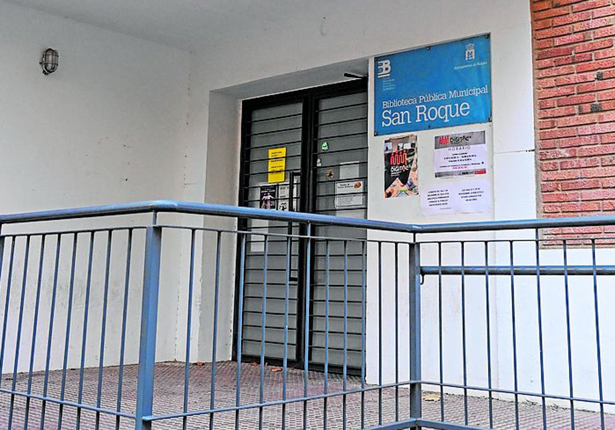 La biblioteca municipal de San Roque con el cartel de cerrada.