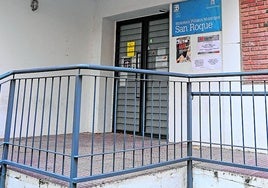 La biblioteca municipal de San Roque con el cartel de cerrada.