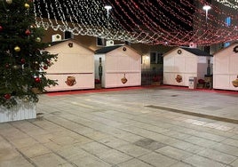 Las casetas cerradas ayer en el mercado navideño de la Plaza de Santa María.