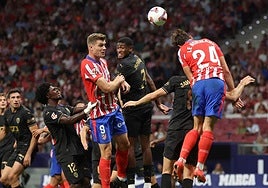 Robin Le Normand despejando un balón de cabeza ante el Valencia en la jornada 5