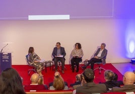 Mar Domínguez, directora de HOY, moderó el debate entre Alejandro Cercas, Eva María Flores y Francisco Rubio.