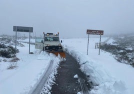 Un vehículo retira nieve en la carretera del Puerto de Honduras, el pasado invierno.