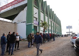 Colas en el estadio Príncipe Felipe para comprar entradas para el Cacereño-Atlético de Copa del Rey.