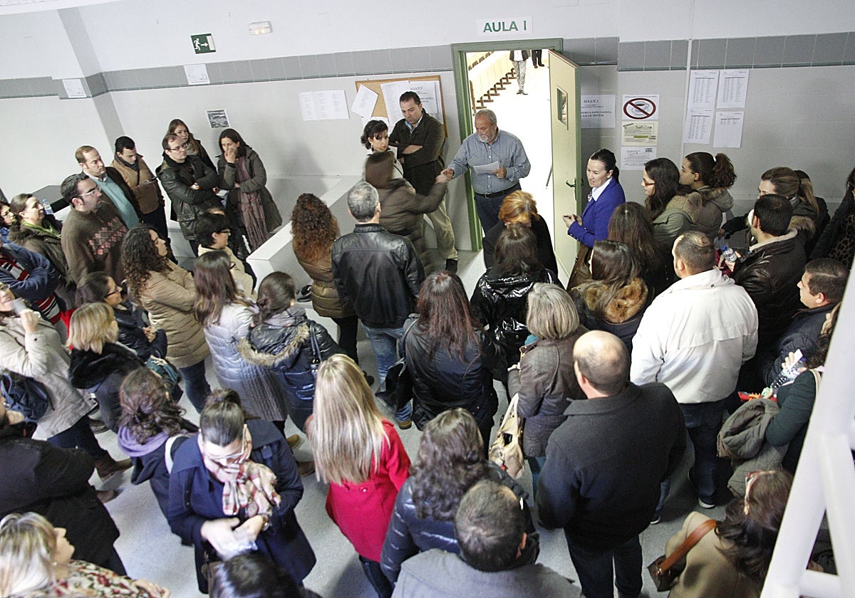 Opositores a una plaza del SES antes de entrar al examen.