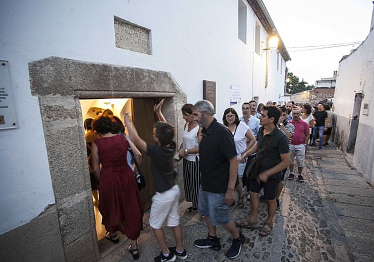 Visitantes al Baluarte de los Pozos acceden por uno de los inmuebles.
