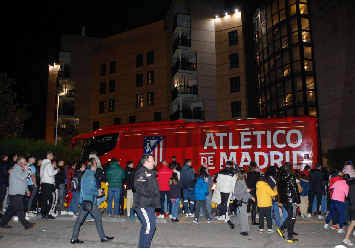 Así ha sido la llegada de los jugadores del Atlético de Madrid a Cáceres