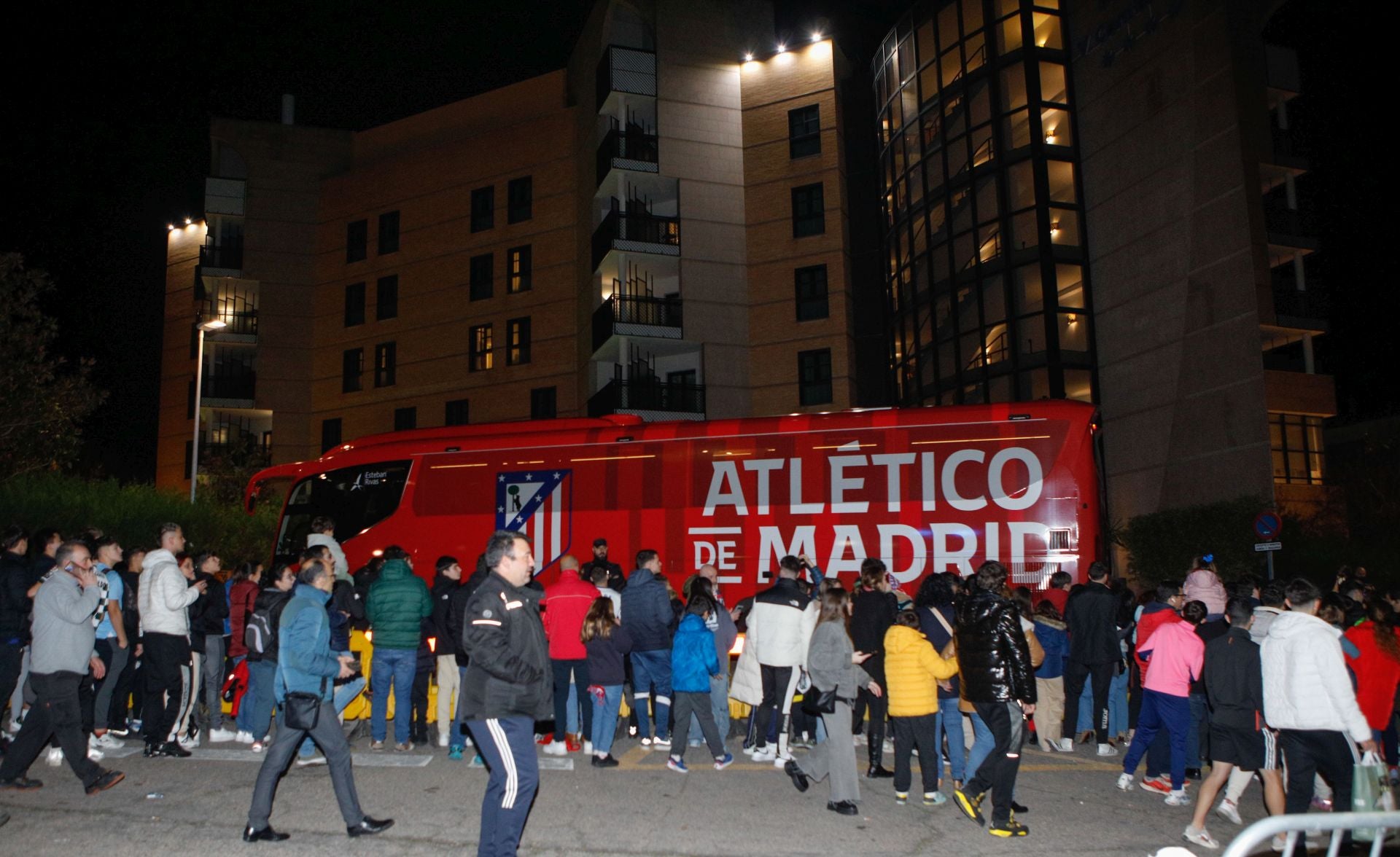 Así ha sido la llegada de los jugadores del Atlético de Madrid a Cáceres