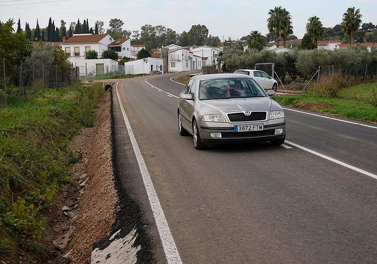 El tramo que une la EX-107 con San Francisco ya ha sido asfaltado y pintado.