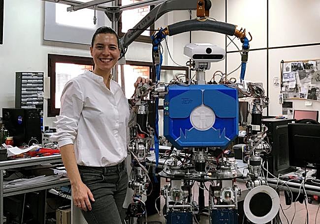 Concepción Monje, junto al robot humanoide TEO que ha desarrollado con su equipo en el Robotics Lab de la Universidad Carlos III de Madrid.