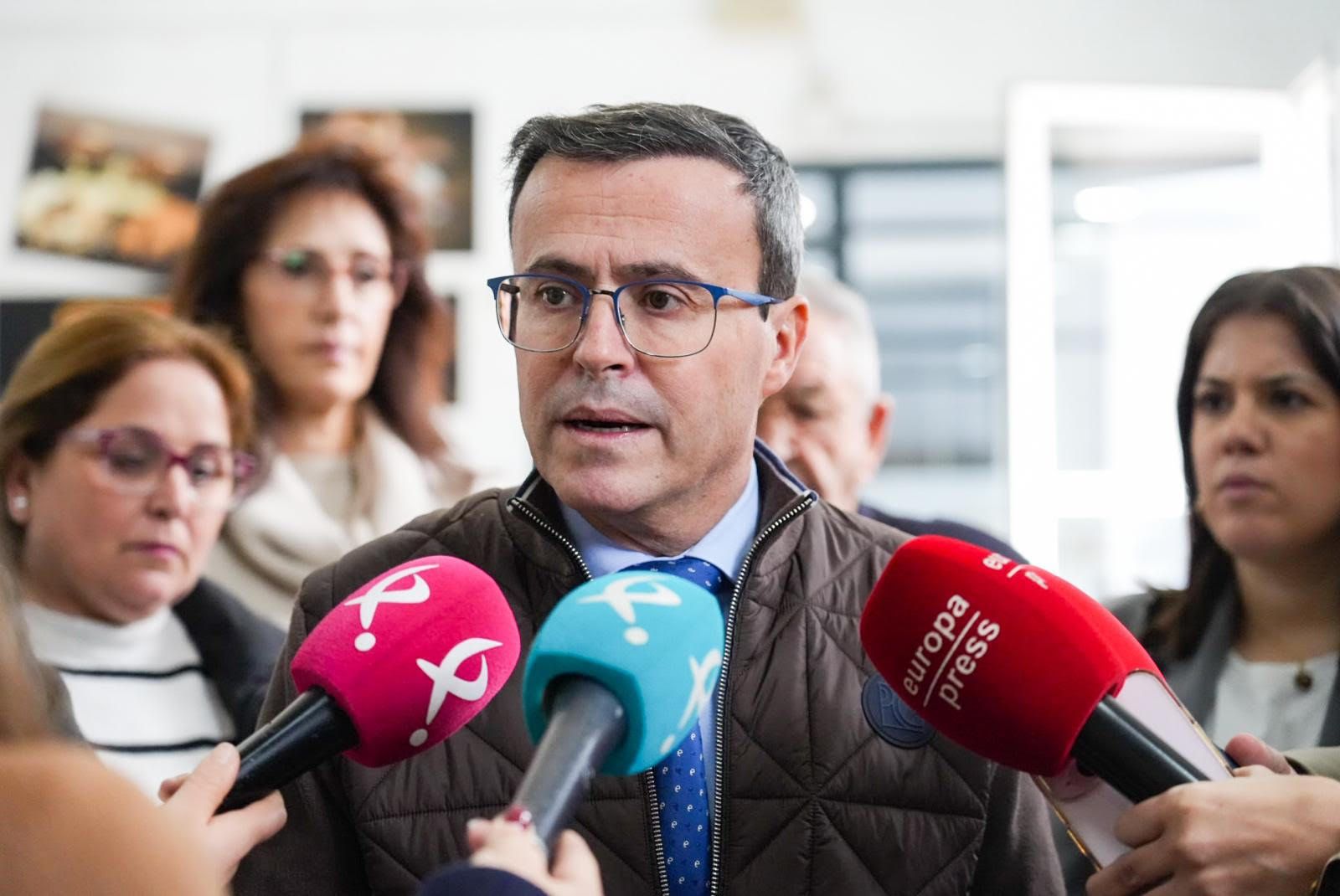 Gallardo achaca a «un calentón» la precandidatura de Esther Gutiérrez a la secretaría general del PSOE